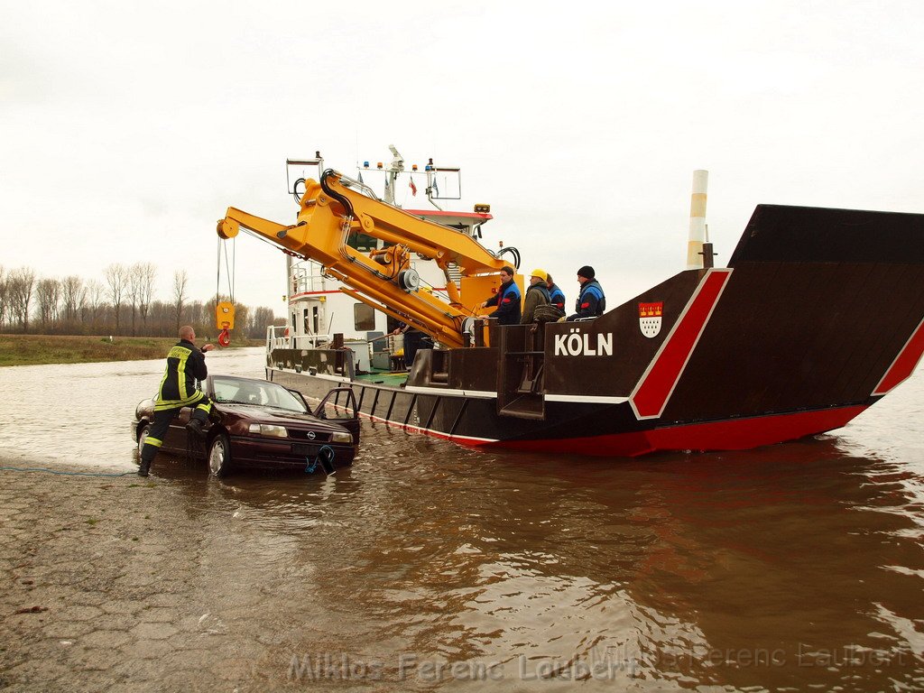 Bergung PKW im Rhein Hitdorfer Fähre P189811.JPG